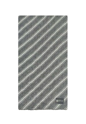 Tessuto grigio texturizzato con strisce bianche diagonali. Presenta un piccolo logo nero nell'angolo in basso. Forma complessiva rettangolare.