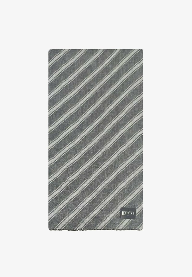 Tessuto grigio texturizzato con strisce bianche diagonali. Presenta un piccolo logo nero nell'angolo in basso. Forma complessiva rettangolare.