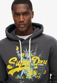 Superdry & Co NEW YORK VINTAGE LOGO GRAPHIC - Jersey con capucha - blackboard