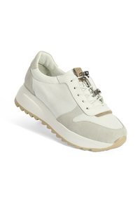 Weiße und graue Sneaker aus Leder und Mesh-Materialien, mit abgerundeter Zehenpartie, kontrastierenden Texturen und einer robusten Gummisohle mit Zickzack-Muster.