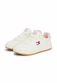 Sneakers bianchi con una superficie in pelle liscia, punta rotonda, colletto imbottito rosa, lacci piatti e suola in gomma; presenta il dettaglio del logo sul lato.