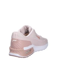 Zapatilla Nike Air Max de color rosa claro, vista en ángulo para mostrar la parte trasera y lateral, con un upper de malla, amortiguación de aire visible y suela blanca.