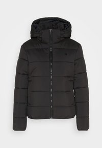 Veste rembourrée noire avec fermeture éclair, capuche et design matelassé horizontal. Fabriquée en tissu léger et résistant à l'eau. Comprend des poches latérales.