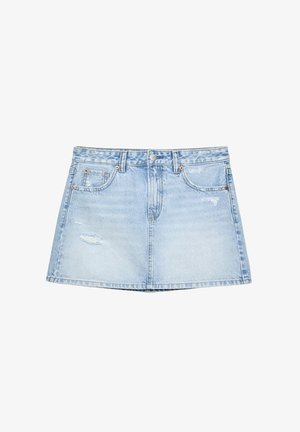 Helles, blaugraues Denim-Rock mit geradem Schnitt, Fronttaschen und distressed Details. Abgeschlossen mit einem Knopf- und Reißverschluss.