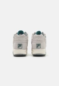 Sneaker alte grigie in suede con accenti teal, dotate di colli imbottiti, di una suola intermedia testurizzata e di una suola in gomma con marchio F.