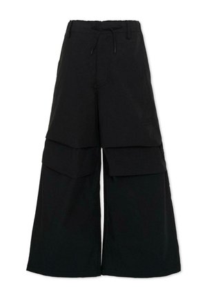 Czarne szerokie spodnie cargo z dużymi klapkowymi kieszeniami na udach i elastycznym pasem ze sznurkiem.