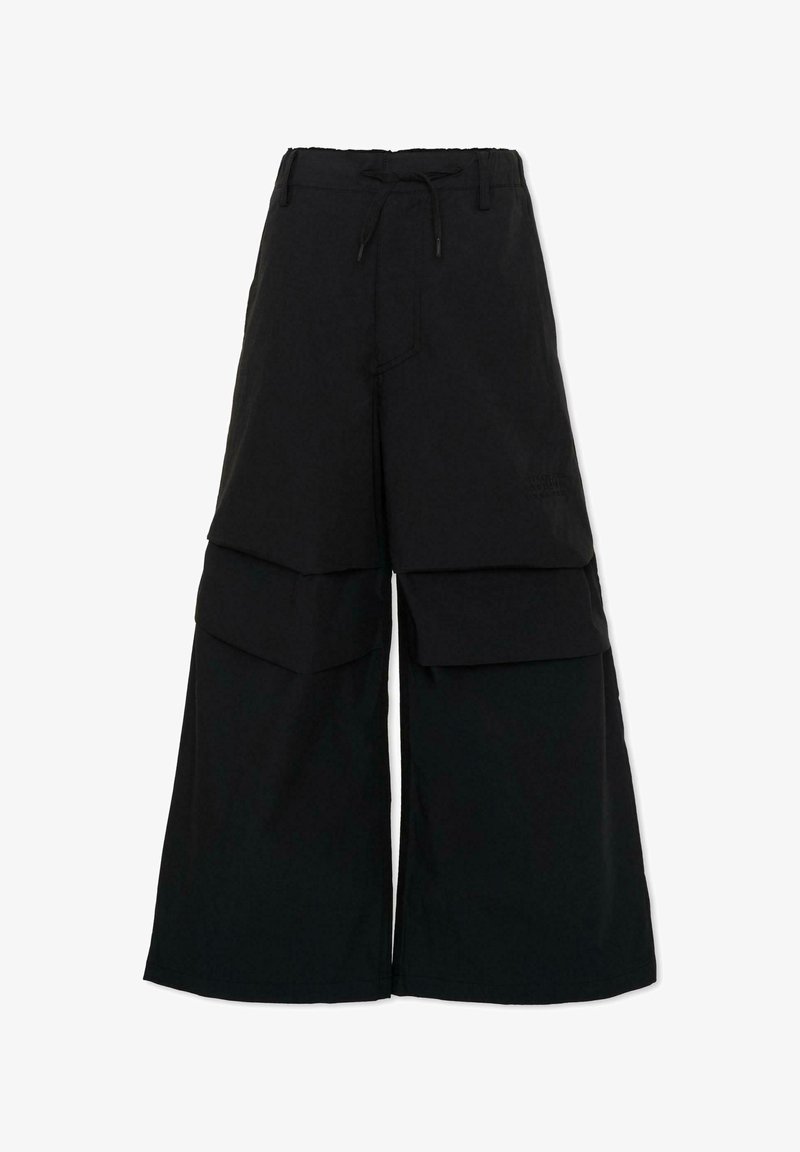 Pantalon cargo large noir avec de grandes poches à rabat sur les cuisses et une taille élastique à cordon de serrage.