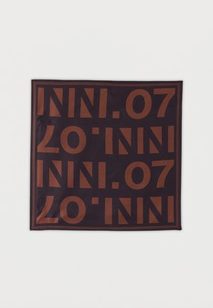 Sötét szövetnégyzet, amelyen ismétlődő nagy barna felirat "INI.07" és vékony barna keret látható világos háttéren.