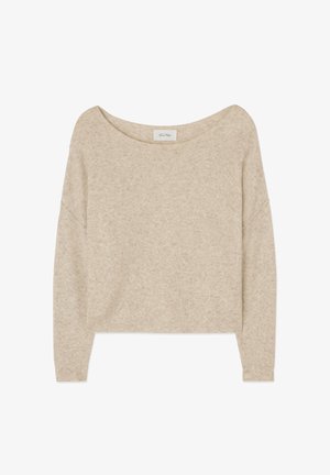 Bež pulover z dolgimi rokavi iz pletenine z širokim čolničnim izrezom ter rebrastimi manšetami in robom, položen ravno na beli podlagi.