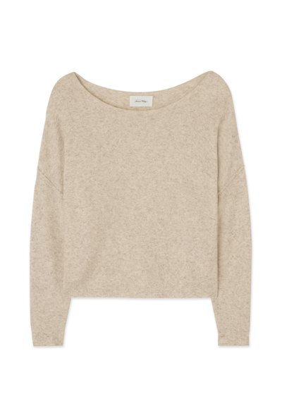 Pull en maille beige à manches longues avec un large col bateau et des poignets et un ourlet côtelés, présenté à plat sur un fond blanc.