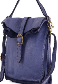 Blå læder crossbody taske med en flæset flap og messinghardware. Har en syet kant og justerbar skulderrem. Kompakt og struktureret design.