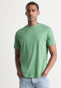GANT PRINTED ARCHIVE SHIELD - T-shirt basique - dried forest
