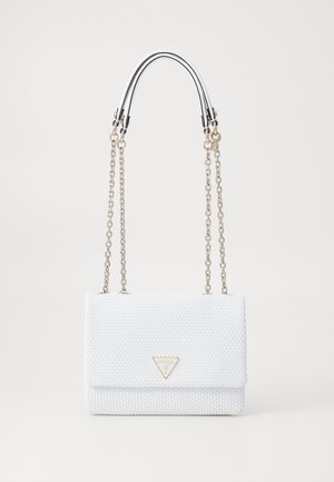 Weißer gewebter Handtasche mit einem dreieckigen Logo, ausgestattet mit einem metallischen Kettenriemen und flachem Vorderdesign. Glatte Textur mit minimaler Detailgestaltung.