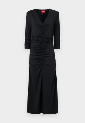 Svart kjole laget av glatt stoff, med V-hals, trekvartlange ermer, og samlet detalj i midten, som strekker seg til midt på leggen.
