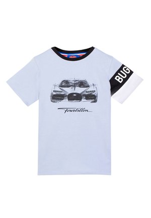 T-shirt azzurro chiaro a maniche corte con collo nero, logo Bugatti in bianco e nero sulla manica destra e schizzo di un'auto sportiva sul davanti con la scritta "Tourbillon".