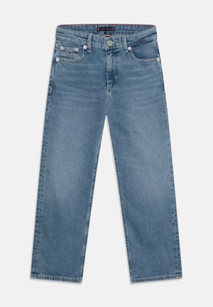 Jeans in denim azzurro chiaro con taglio dritto, cinque tasche e chiusura con bottone. Il tessuto ha una texture liscia e una lieve scoloritura.