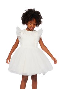 Robe blanche, longueur genou, avec jupe en tulle, manches flottantes à volants et accents en sequins au niveau de la poitrine. Texture de tissu douce et fluide.