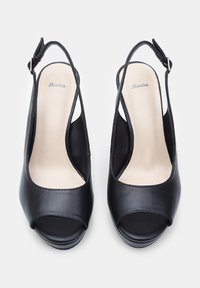 Crne kožne sandale sa otvorenom prednjom stranom, s glatkom završnom obradom i laganom platformom za stabilnost. Podesive su kopčom.