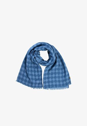 Blauer leichter Schal mit dezentem Karomuster und fransigen Kanten, locker auf einem weißen Hintergrund aufgewickelt.