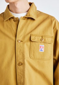 Wrangler CASEY CHORE JACKET - Suvejakk - dijon
