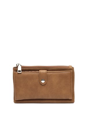 Braune Lederbrieftasche mit glatter Oberfläche, Reißverschluss und vorderer Druckknopftasche. Verfügt über ein minimalistisches Design und silberne Akzente.