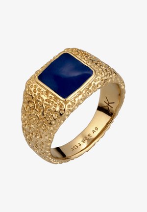 Gouden ring met een getextureerd, ruw oppervlak en een vierkante blauwe steen in een zetting. Binnenzijde van de band gegraveerd met "JGJ 925 A9."