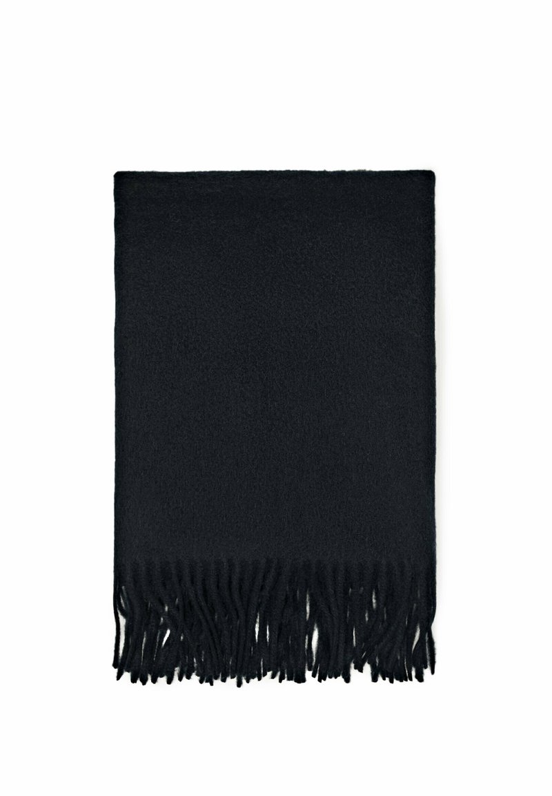 Écharpe en laine noire pliée avec de longues franges sur un bord, présentée sur un fond blanc.