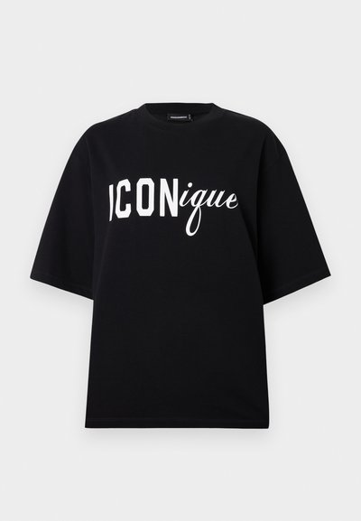 Μαύρο βαμβακερό T-shirt με κοντά μανίκια, με λευκό κείμενο "ICONique" σε συνδυασμό κεφαλαίων και καλλιγραφικής γραμματοσειράς. Απλός, άνετος σχεδιασμός.