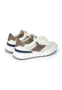 Zapatillas deportivas blancas y marrones con una parte superior texturizada, cierre de cordones y suela con patrón geométrico; con detalles en azul en el talón.