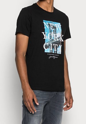 Czarny t-shirt z bawełny z niebieską grafiką Brooklyn Bridge oraz białym tekstem "NEW YORK CITY". Okrągły dekolt, krótkie rękawy.