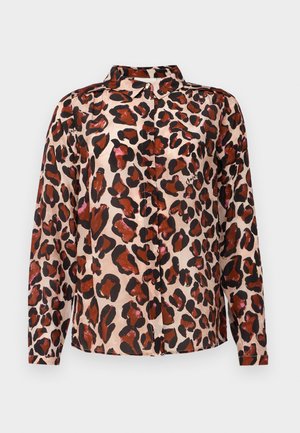 Langsleeve, knoopsluiting blouse in crème met een bruin en zwart luipaardprintpatroon. Bevat een kraag en een voorflap. De stof lijkt lichtgewicht.
