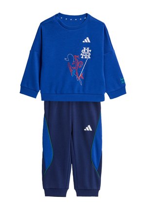 Niebieski zestaw dziecięcy z bluzą i spodniami, z czerwonym motywem Spider-Mana na bluzie oraz logo Adidas na obu elementach.