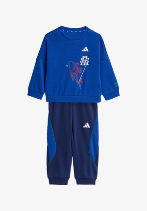 Niebieski zestaw dziecięcy z bluzą i spodniami, z czerwonym motywem Spider-Mana na bluzie oraz logo Adidas na obu elementach.