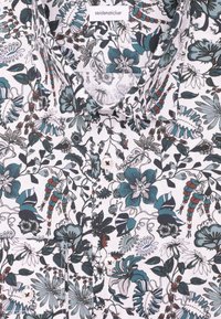 Camicia bianca con bottoni, decorata con un intricato motivo floreale in tonalità teal, nero e rosso, colletto piegato, etichetta del marchio "seidensticker" all'interno del colletto.