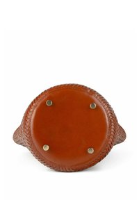 Borsa di pelle rotonda con una texture intrecciata, colore marrone caldo, base liscia e quattro piedi in metallo per la stabilità.