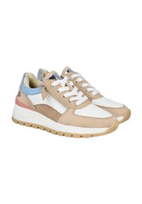 Zapatillas con un upper de materiales mixtos que presentan ante beige, cuero blanco y acentos en azul claro, cordones blancos y una suela gruesa beige.