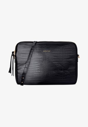 Plică din piele cu detaliu în relief de crocodil, de culoare neagră, cu închidere cu fermoar, curea de umăr detașabilă și logo auriu pe față.