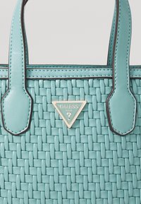Guess SILVANA MINI TOTE - Kézitáska - teal