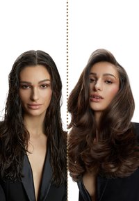 Vrouw met lang, donker, nat haar aan de linkerkant en dezelfde vrouw met volumineus, gestyled, glanzend haar aan de rechterkant, beide gekleed in zwarte satijnen colberts.