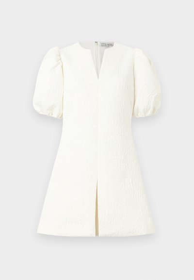 Vestido branco curto com mangas bufantes, decote em V, tecido texturizado e fecho de correr nas costas. Apresenta uma fenda frontal para um detalhe adicional.