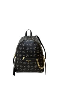 Zaino nero in faux leather, con un motivo a logo ripetuto, dettagli in metallo dorato e una tasca frontale con zip e catena.