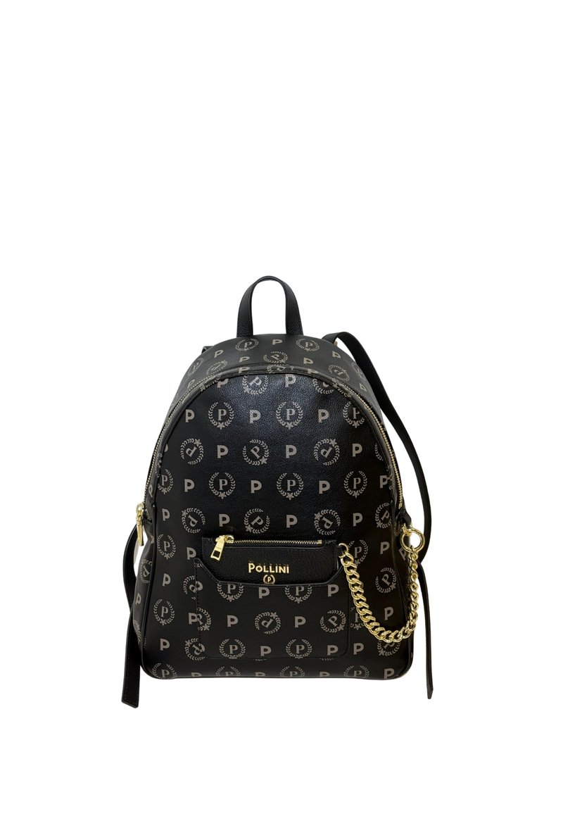 Zaino nero in faux leather, con un motivo a logo ripetuto, dettagli in metallo dorato e una tasca frontale con zip e catena.