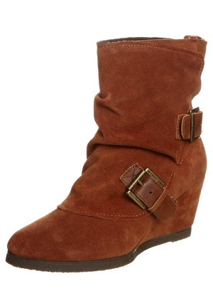 Støvletter m/ kilehæl - cognac