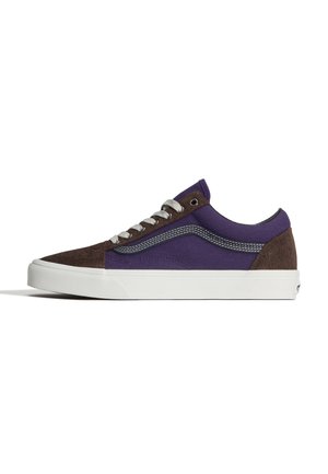 Lage sneaker met paarse stof, bruine suède accenten, witte stiksels, grijze veters en witte rubberen zool, zijaanzicht op een witte achtergrond.