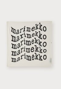 Fehér szövet téglalap, melyen ismétlődő fekete szöveg található, "marimekko" felirattal, eltérő méretekben és irányokban, hullámos mintát kialakítva.