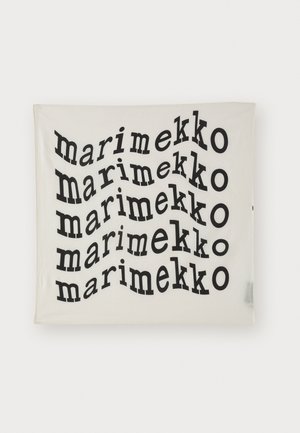 Hvidt stof rektangel med gentagen sort tekst "marimekko" i varierende størrelser og retninger, der skaber et bølge-lignende mønster.