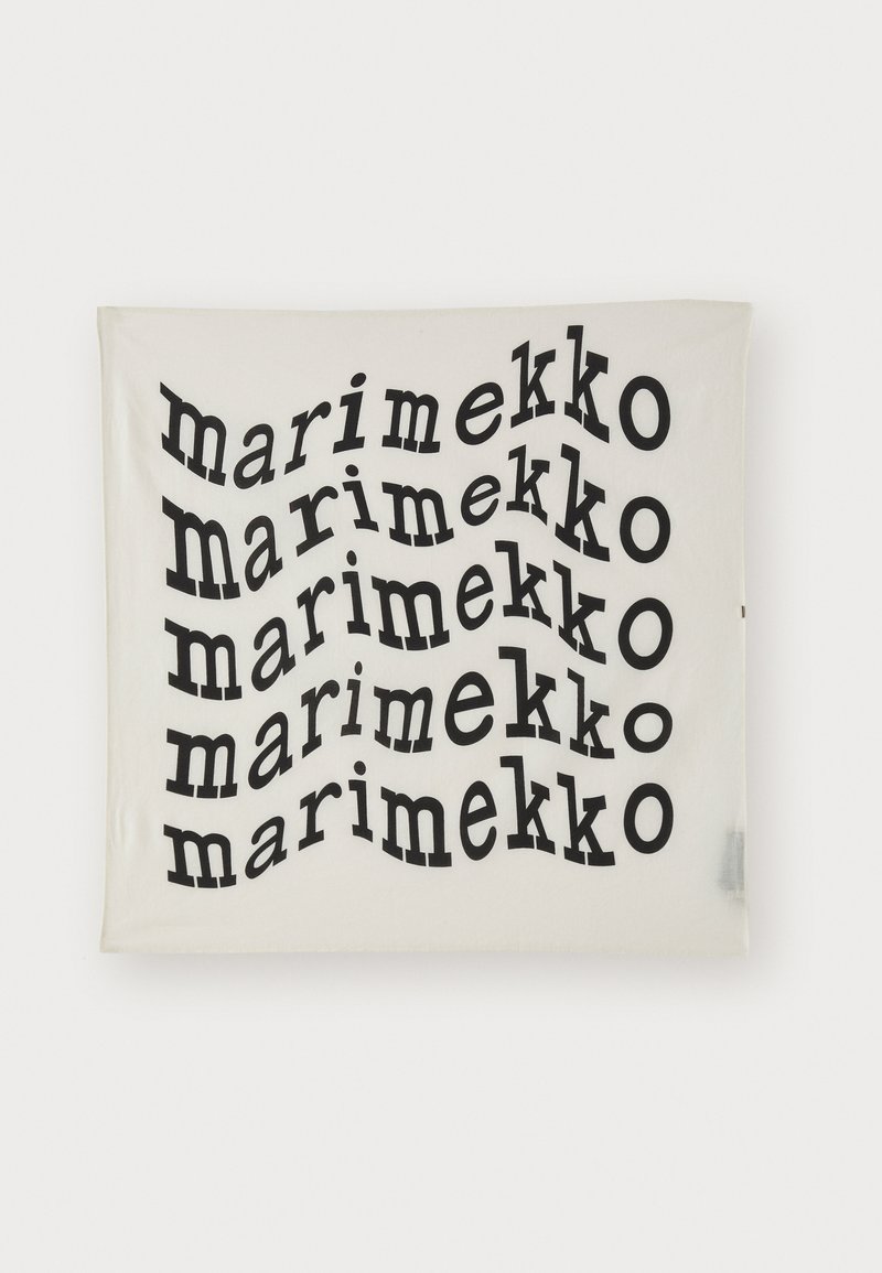 Baltas audinys su juodu tekstu "marimekko", kuris kartojasi skirtingais dydžiais ir orientacijomis, sukurdami bangos formos raštą.