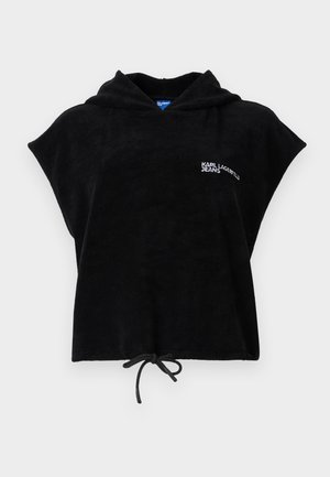 Melna īsroku kapuci ar priekšējo aizskari un baltu "KARL LAGERFELD JEANS" logotipu kreisajā krūtīs.