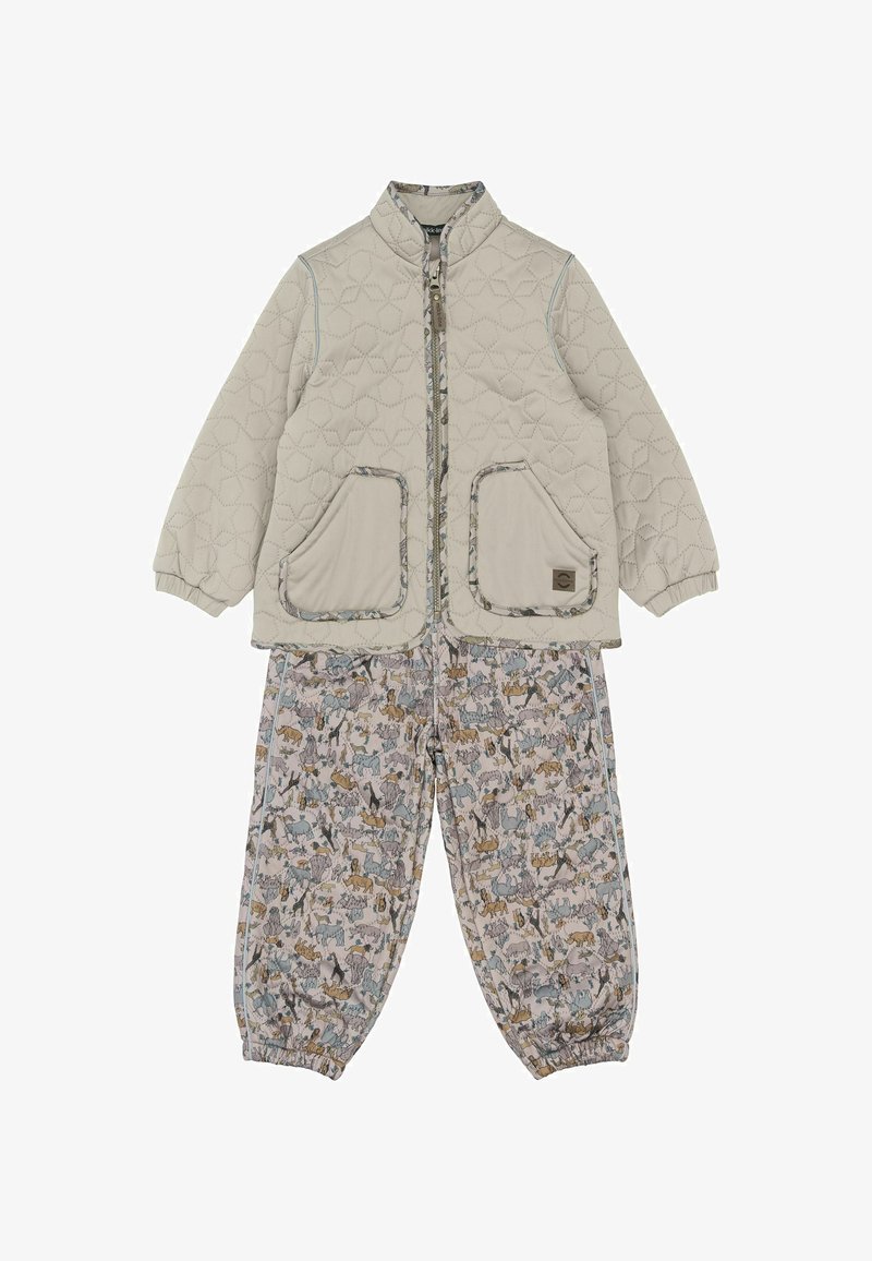 Veste beige matelassée avec deux poches avant et un col montant ; pantalon clair à motifs avec divers animaux aux couleurs douces.
