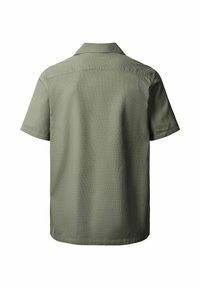 Vue de dos d'une chemise à manches courtes vert olive avec un col à revers et un tissu uni texturé sur un fond blanc.